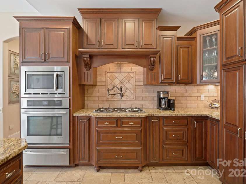 5016 Woodwinds Drive, Hickory, NC 28601.  MLS# CAR4245844, YatesRealty ID 9914. 