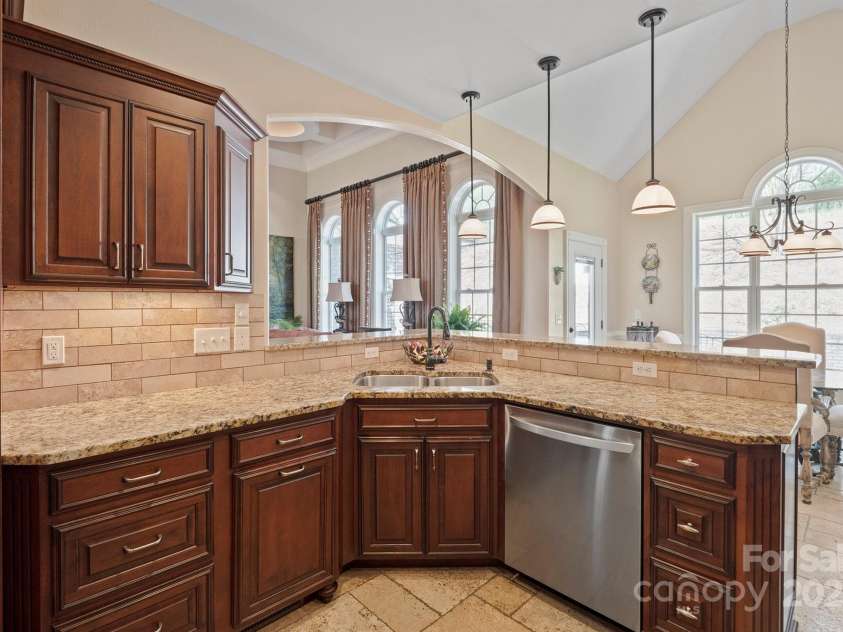 5016 Woodwinds Drive, Hickory, NC 28601.  MLS# CAR4245844, YatesRealty ID 9914. 