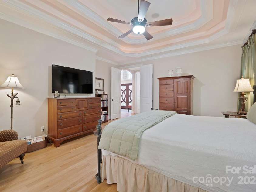 5016 Woodwinds Drive, Hickory, NC 28601.  MLS# CAR4245844, YatesRealty ID 9914. 