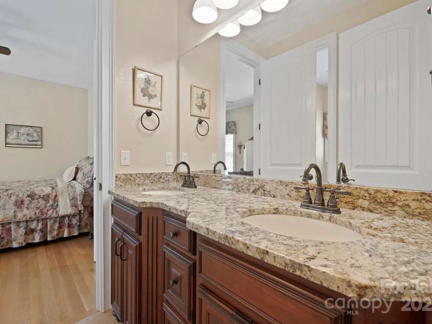 5016 Woodwinds Drive, Hickory, NC 28601.  MLS# CAR4245844, YatesRealty ID 9914. 