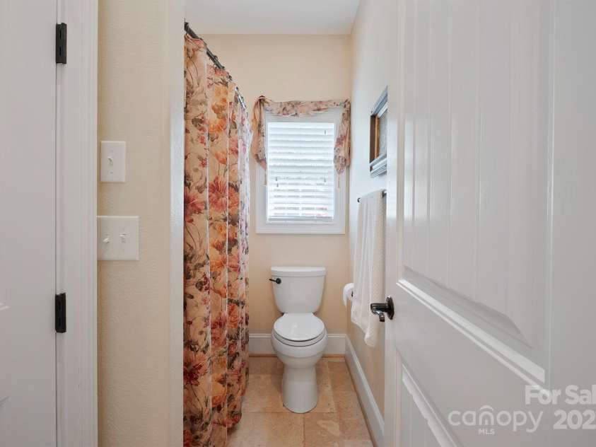 5016 Woodwinds Drive, Hickory, NC 28601.  MLS# CAR4245844, YatesRealty ID 9914. 