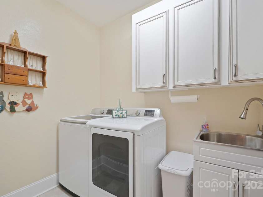 5016 Woodwinds Drive, Hickory, NC 28601.  MLS# CAR4245844, YatesRealty ID 9914. 