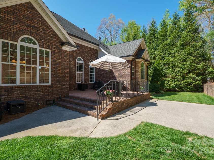 5016 Woodwinds Drive, Hickory, NC 28601.  MLS# CAR4245844, YatesRealty ID 9914. 