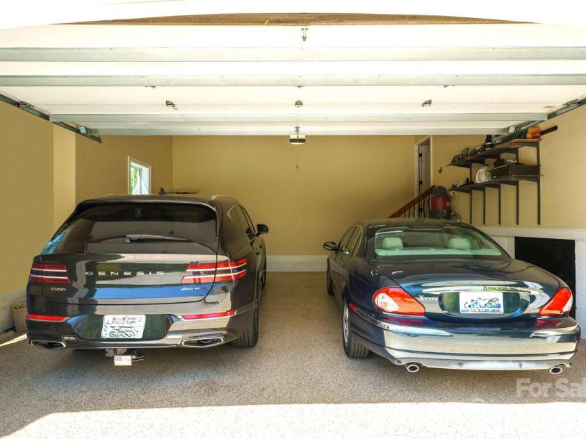 5016 Woodwinds Drive, Hickory, NC 28601.  MLS# CAR4245844, YatesRealty ID 9914. 