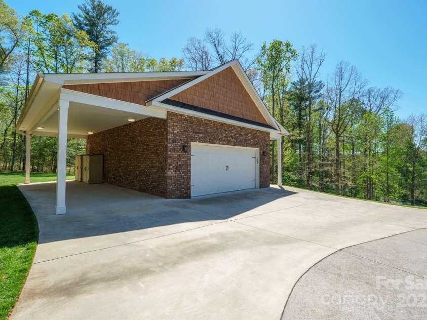 5016 Woodwinds Drive, Hickory, NC 28601.  MLS# CAR4245844, YatesRealty ID 9914. 