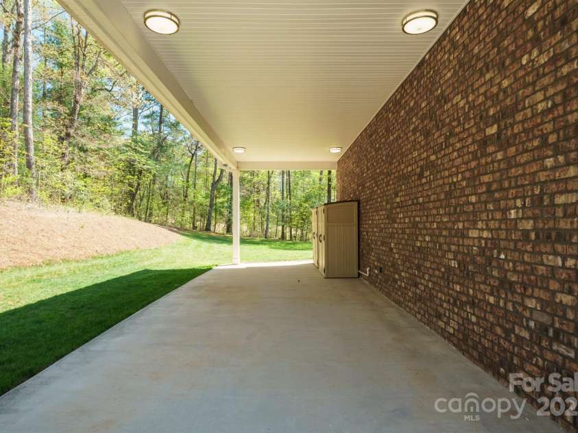 5016 Woodwinds Drive, Hickory, NC 28601.  MLS# CAR4245844, YatesRealty ID 9914. 
