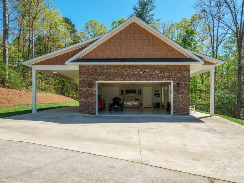 5016 Woodwinds Drive, Hickory, NC 28601.  MLS# CAR4245844, YatesRealty ID 9914. 