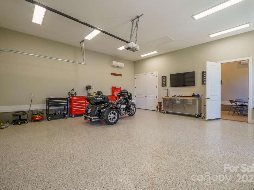 5016 Woodwinds Drive, Hickory, NC 28601.  MLS# CAR4245844, YatesRealty ID 9914. 