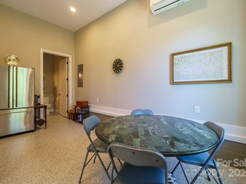 5016 Woodwinds Drive, Hickory, NC 28601.  MLS# CAR4245844, YatesRealty ID 9914. 