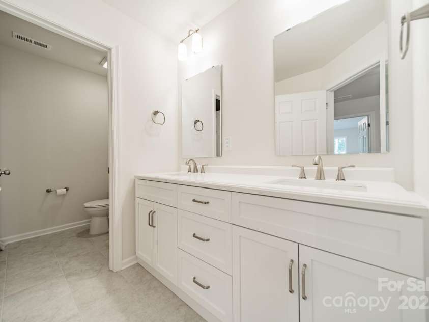 6034 Jepson Court, Charlotte, NC 28214.  MLS# CAR4292167, YatesRealty ID 9915. Bathroom 2