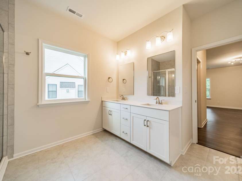 6034 Jepson Court, Charlotte, NC 28214.  MLS# CAR4292167, YatesRealty ID 9915. Primary Bathroom