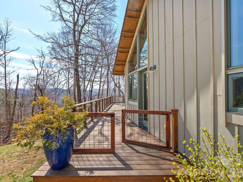588 Long Branch Road, Swannanoa, NC 28778.  MLS# CAR4364788, YatesRealty ID 9917. 