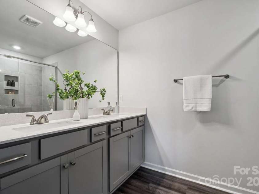 2950 Sloan Drive, Charlotte, NC 28208.  MLS# CAR4328078, YatesRealty ID 992. 