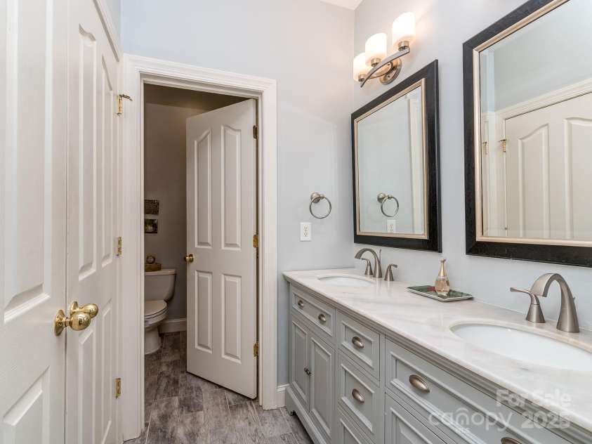 1141 Hollyheath Lane, Charlotte, NC 28209.  MLS# CAR4234094, YatesRealty ID 9923. Primary onsuite bath