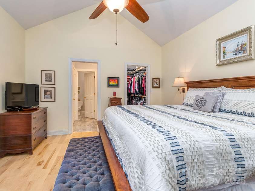 1141 Hollyheath Lane, Charlotte, NC 28209.  MLS# CAR4234094, YatesRealty ID 9923. Primary suite