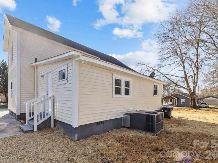306 Ridge Street, Stanley, NC 28164.  MLS# CAR4362531, YatesRealty ID 9924. 