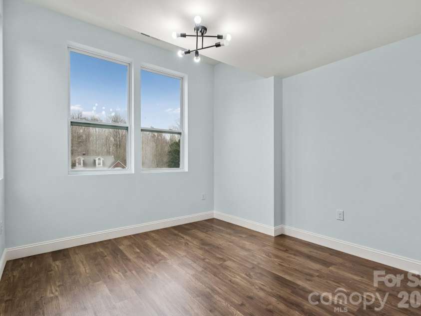 114 Strawberry Court, Lincolnton, NC 28092.  MLS# CAR4352512, YatesRealty ID 9926. Large secondary bedroom facing the front of home with Jack and Jill full bathroom access