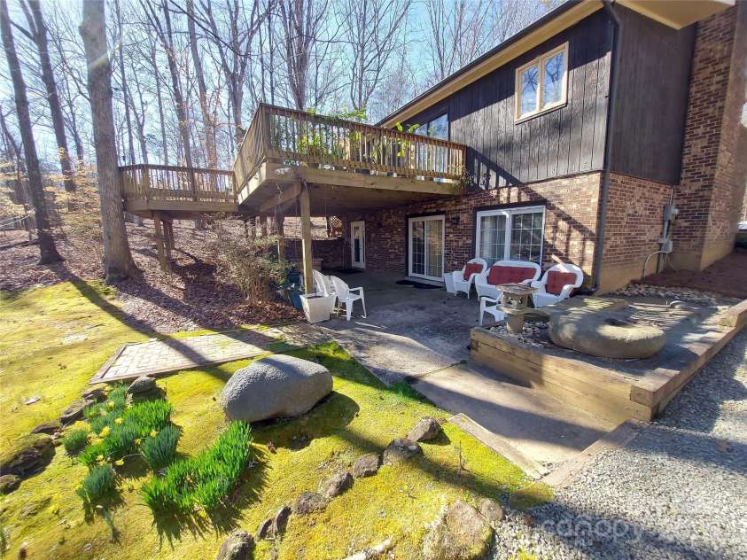 8015 Sullivan Drive, Charlotte, NC 28215.  MLS# CAR4223466, YatesRealty ID 9926. 
