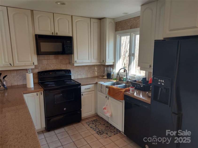 8015 Sullivan Drive, Charlotte, NC 28215.  MLS# CAR4223466, YatesRealty ID 9926. Great kitchen with plenty of cabinet space. Window at the sink lets in the natural light.