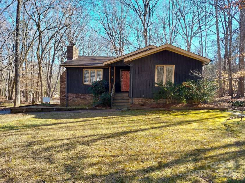 8015 Sullivan Drive, Charlotte, NC 28215.  MLS# CAR4223466, YatesRealty ID 9926. Lovely Cottage/Ranch on 1.82 Acres with wood and pond views!