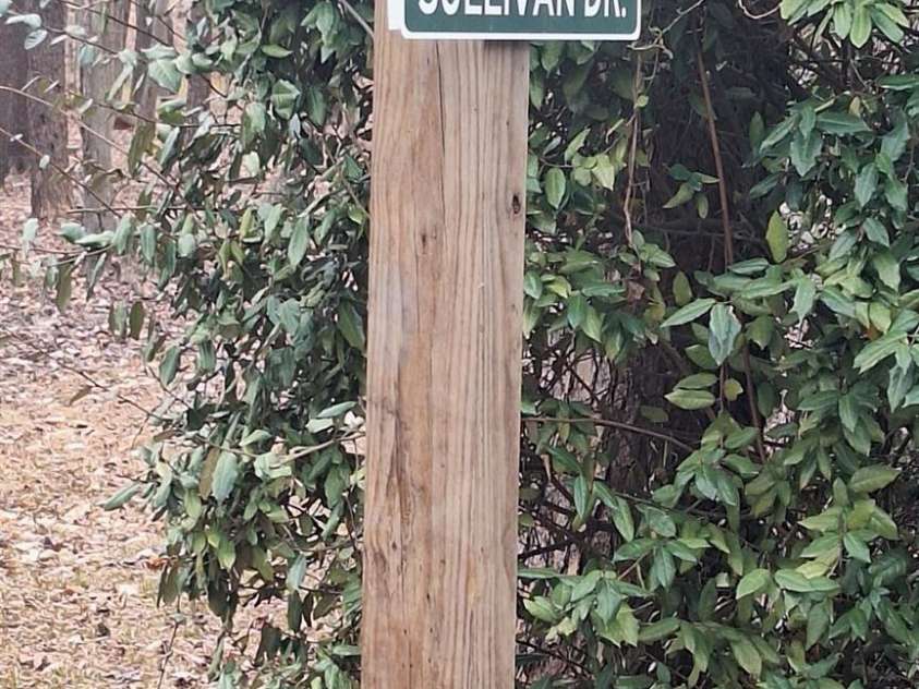 8015 Sullivan Drive, Charlotte, NC 28215.  MLS# CAR4223466, YatesRealty ID 9926. Sullivan Drive is a mecklenburg county road in a rustic community featuring large private lots. Close to uptown and many other Charlotte amenities!