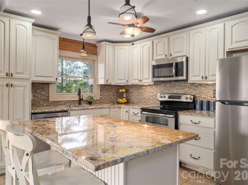37 Cherokee Trail, Fletcher, NC 28732.  MLS# CAR4357676, YatesRealty ID 9928. Beautifully appointed kitchen