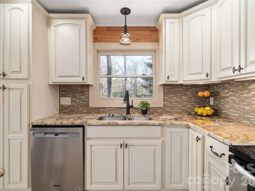 37 Cherokee Trail, Fletcher, NC 28732.  MLS# CAR4357676, YatesRealty ID 9928. Granite counters 