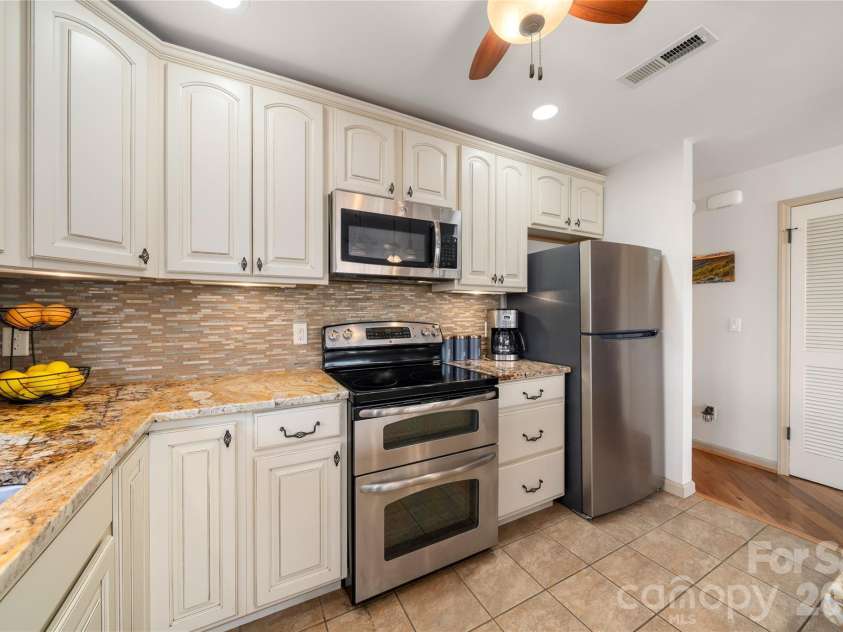 37 Cherokee Trail, Fletcher, NC 28732.  MLS# CAR4357676, YatesRealty ID 9928. Stainless appliances