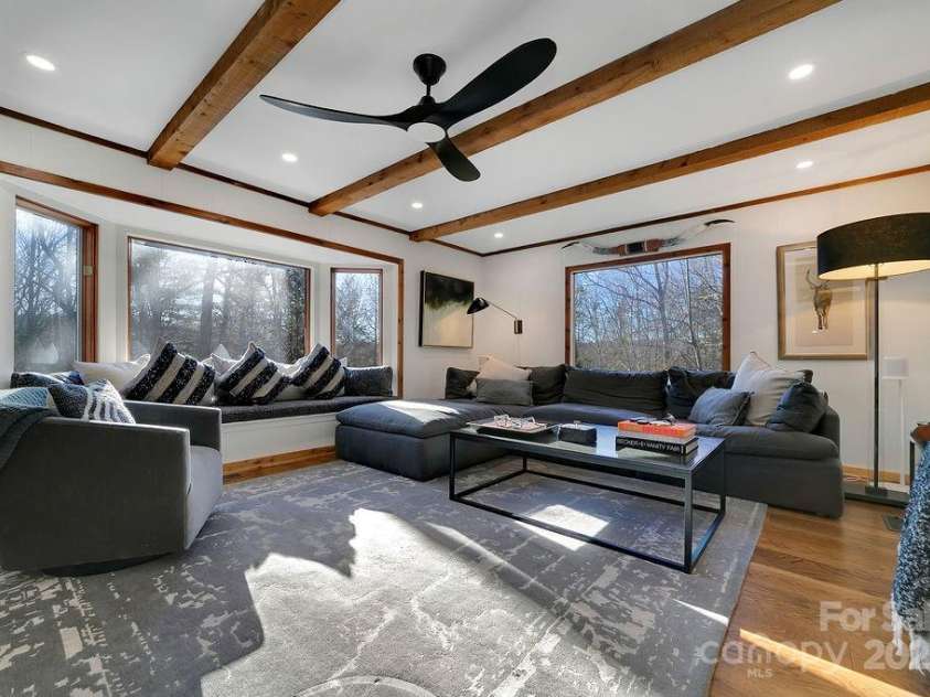 51 Gagama Court, Brevard, NC 28712.  MLS# CAR4225198, YatesRealty ID 9929. Spacious family room that opens to the front porch - plenty of room for friends and family to gather