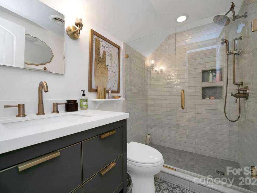 51 Gagama Court, Brevard, NC 28712.  MLS# CAR4225198, YatesRealty ID 9929. Upper level full bath