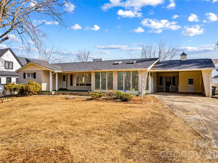 305 Sills Drive, Salisbury, NC 28146.  MLS# CAR4341534, YatesRealty ID 9930. 