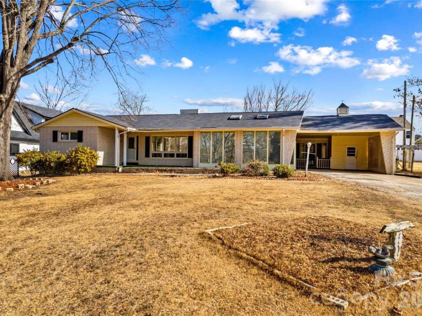 305 Sills Drive, Salisbury, NC 28146.  MLS# CAR4341534, YatesRealty ID 9930. 