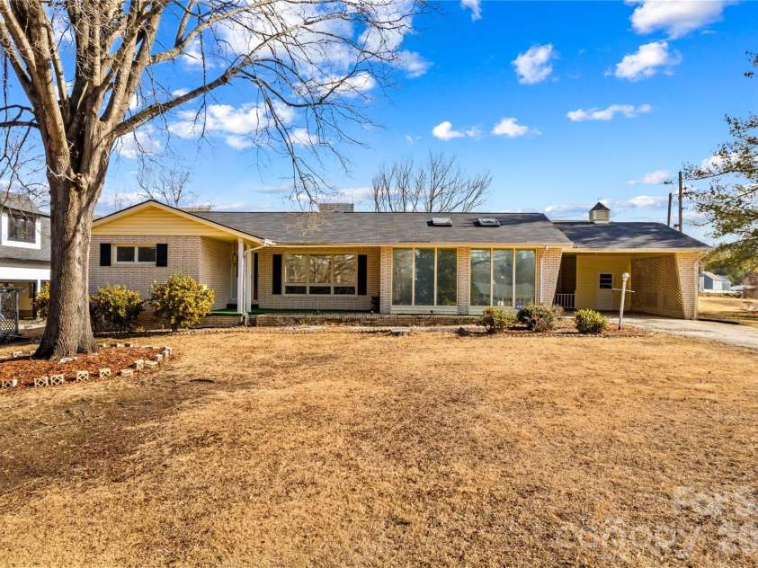 305 Sills Drive, Salisbury, NC 28146.  MLS# CAR4341534, YatesRealty ID 9930. 