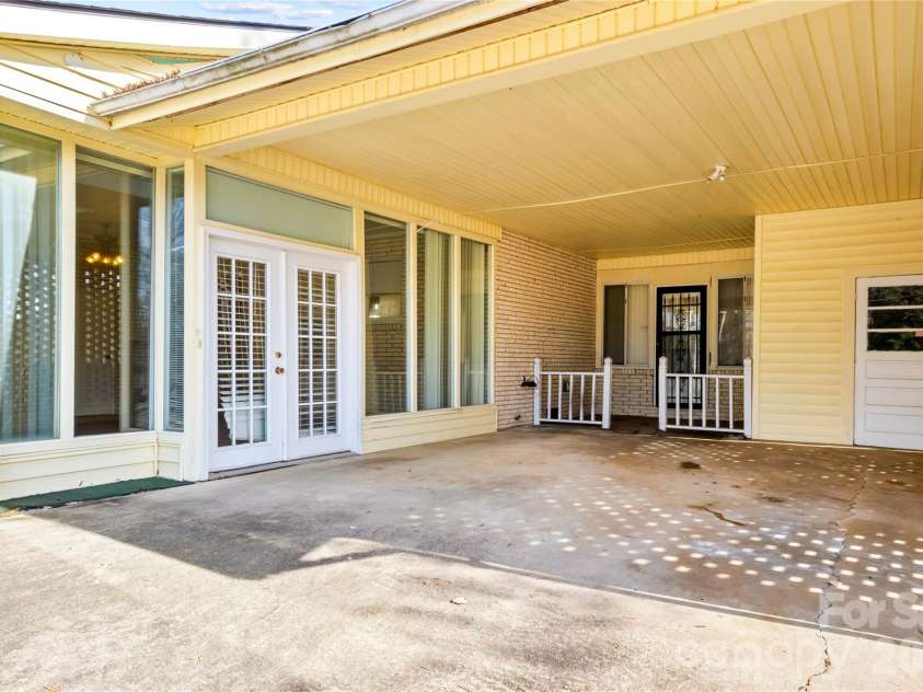 305 Sills Drive, Salisbury, NC 28146.  MLS# CAR4341534, YatesRealty ID 9930. 