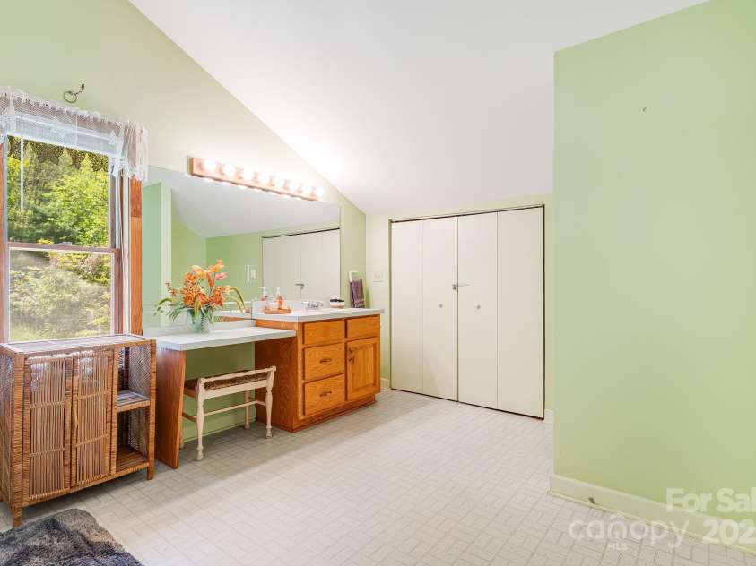 620 Mason Branch Road, Bryson City, NC 28713.  MLS# CAR4246489, YatesRealty ID 9936. Large upstairs full bath