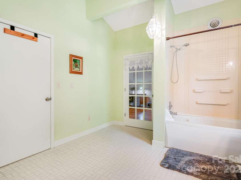 620 Mason Branch Road, Bryson City, NC 28713.  MLS# CAR4246489, YatesRealty ID 9936. Large upstairs full bath