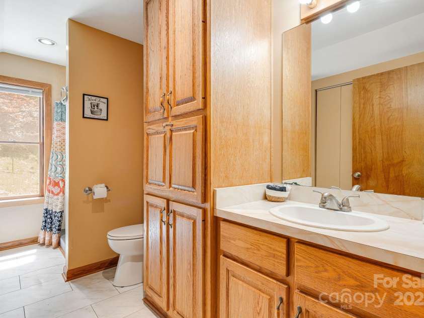 620 Mason Branch Road, Bryson City, NC 28713.  MLS# CAR4246489, YatesRealty ID 9936. Main level full bath