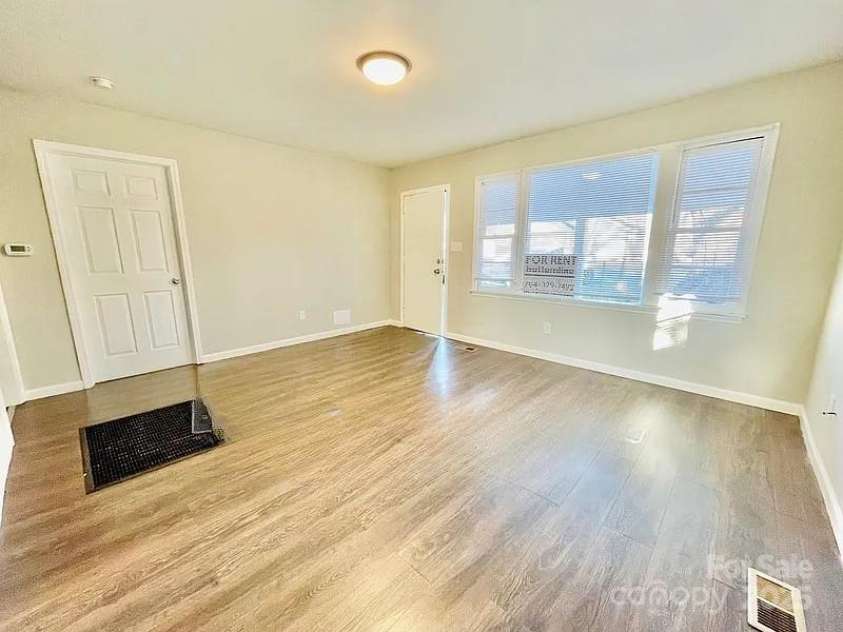 904 Oakland Street, Gastonia, NC 28054.  MLS# CAR4222802, YatesRealty ID 994. 913 N Oakland