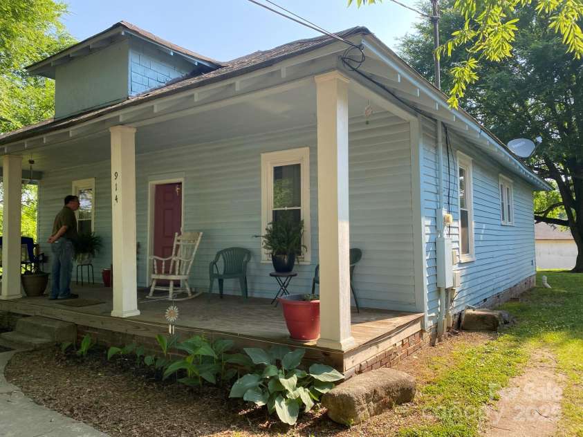 904 Oakland Street, Gastonia, NC 28054.  MLS# CAR4222802, YatesRealty ID 994. 914 N Oakland