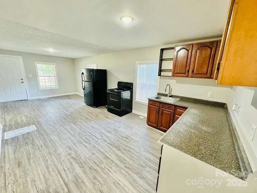 904 Oakland Street, Gastonia, NC 28054.  MLS# CAR4222802, YatesRealty ID 994. 917 N Oakland