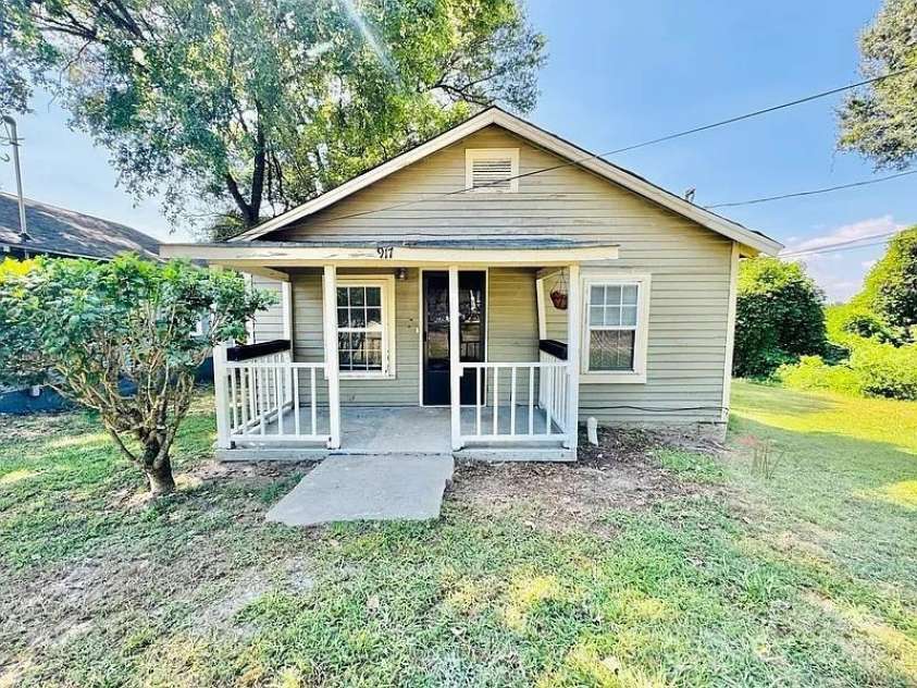 904 Oakland Street, Gastonia, NC 28054.  MLS# CAR4222802, YatesRealty ID 994. 917 N Oakland - Entry