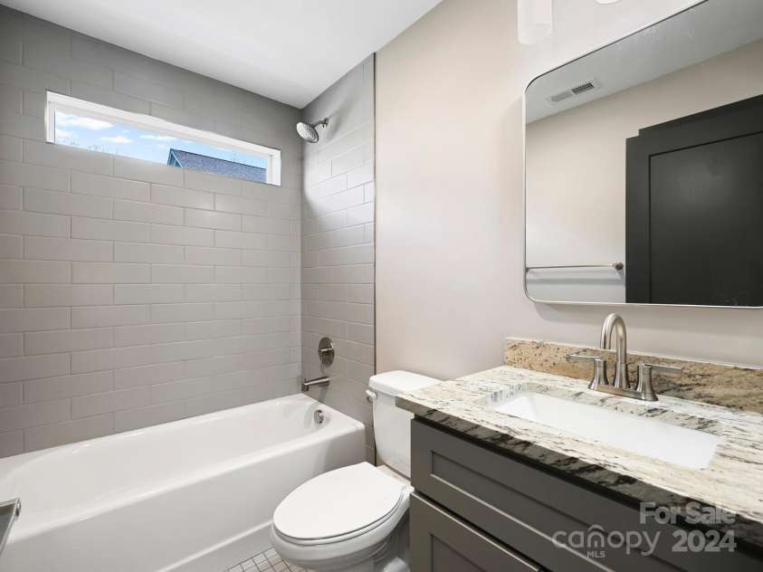 52 Fox Drive, Asheville, NC 28803.  MLS# CAR4201409, YatesRealty ID 9941. Full Bath on Level 2