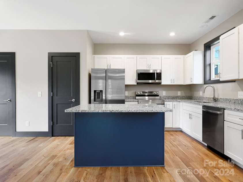 52 Fox Drive, Asheville, NC 28803.  MLS# CAR4201409, YatesRealty ID 9941. Large Island in Kitchen