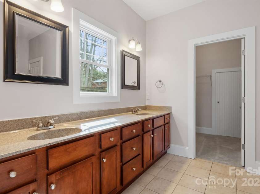 21 Lamar Avenue, Asheville, NC 28803.  MLS# CAR4214537, YatesRealty ID 9942. 