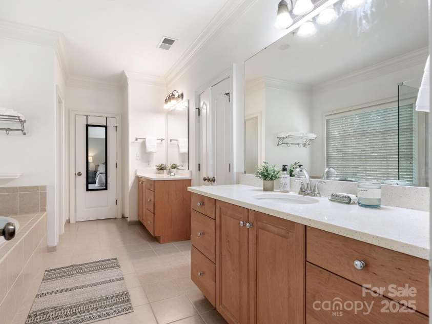 261 Crownsgate Court, Charlotte, NC 28207.  MLS# CAR4228867, YatesRealty ID 9945. 