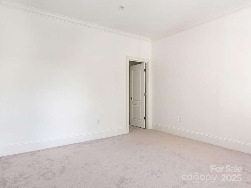 261 Crownsgate Court, Charlotte, NC 28207.  MLS# CAR4228867, YatesRealty ID 9945. 