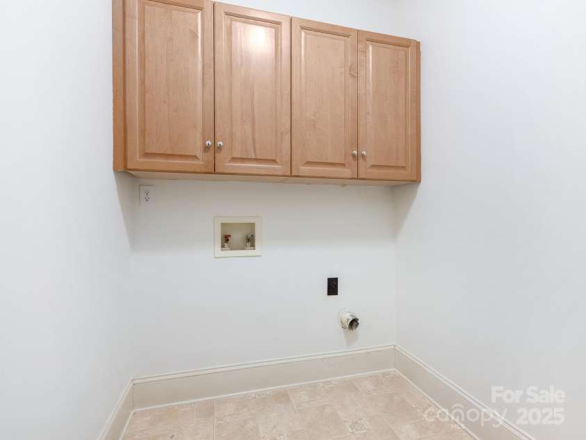 261 Crownsgate Court, Charlotte, NC 28207.  MLS# CAR4228867, YatesRealty ID 9945. 