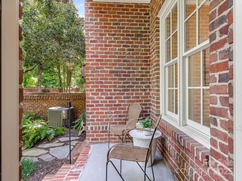 261 Crownsgate Court, Charlotte, NC 28207.  MLS# CAR4228867, YatesRealty ID 9945. 