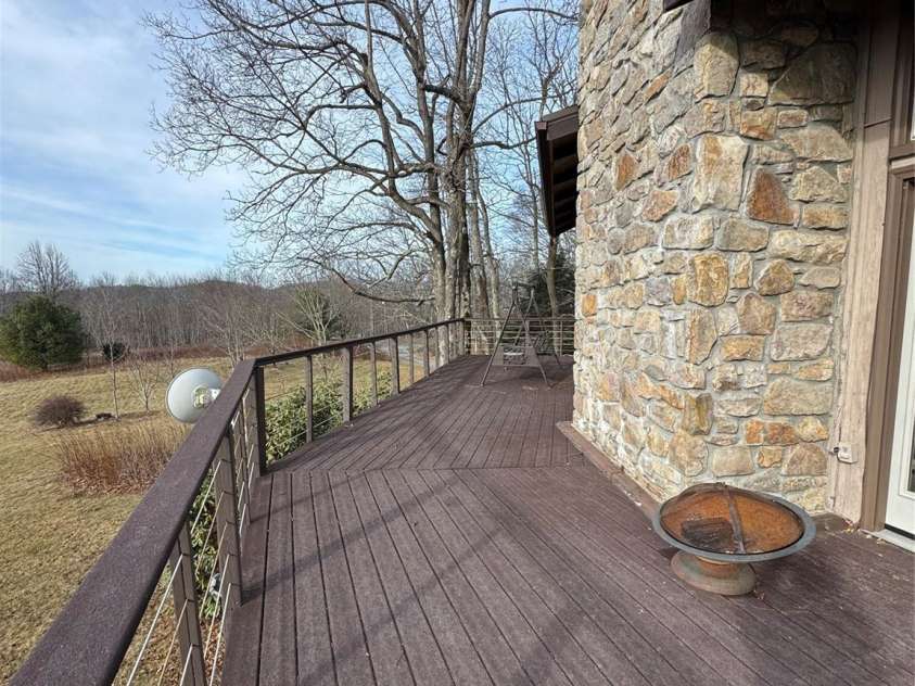 160 Crestwood Circle, Newland, NC 28657.  MLS# CAR4333380, YatesRealty ID 9949. 