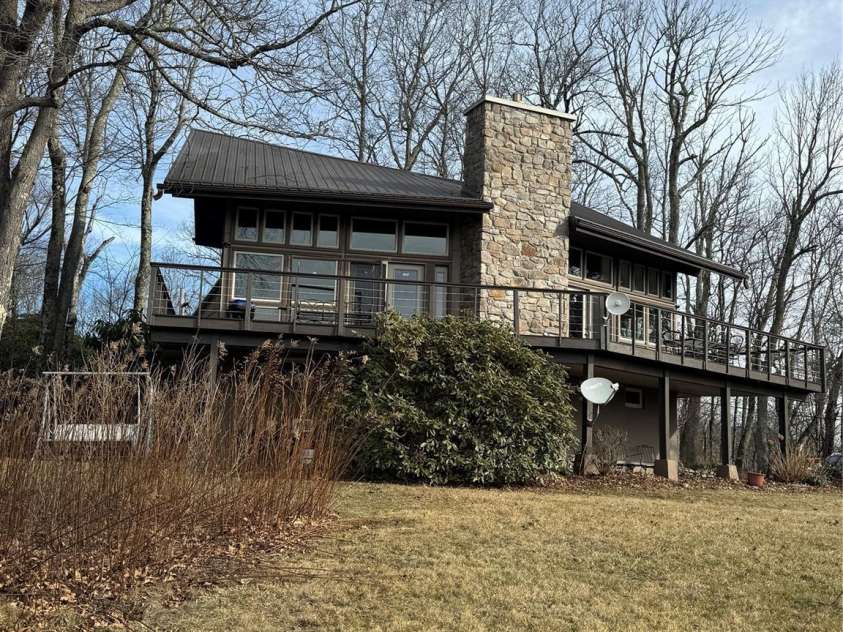 160 Crestwood Circle, Newland, NC 28657.  MLS# CAR4333380, YatesRealty ID 9949. 